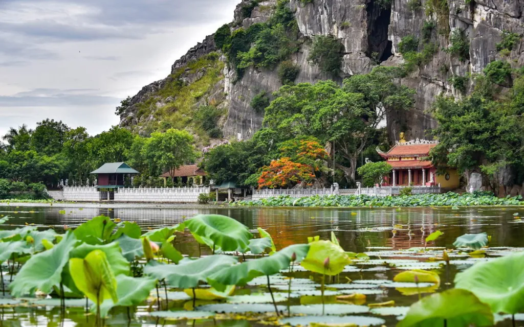 Hình ảnh của ngôi chùa Linh Ứng nằm trong quần thể danh thắng Kim Sơn trong tour Bãi Đông 2 ngày 1 đêm của Lion Trip