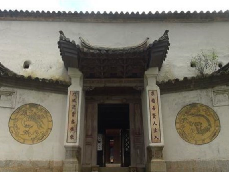 Cổng dinh Vua Mèo với kiến trúc mái cong độc đáo, nét đặc trưng của người đồng bào H'Mông_ du lịch Lion trip