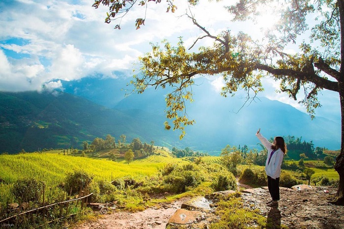 Du khách checkin tại công viên Choản Thèn trong tour Y Tý Bắc Hà 3N2Đ của Lion Trip