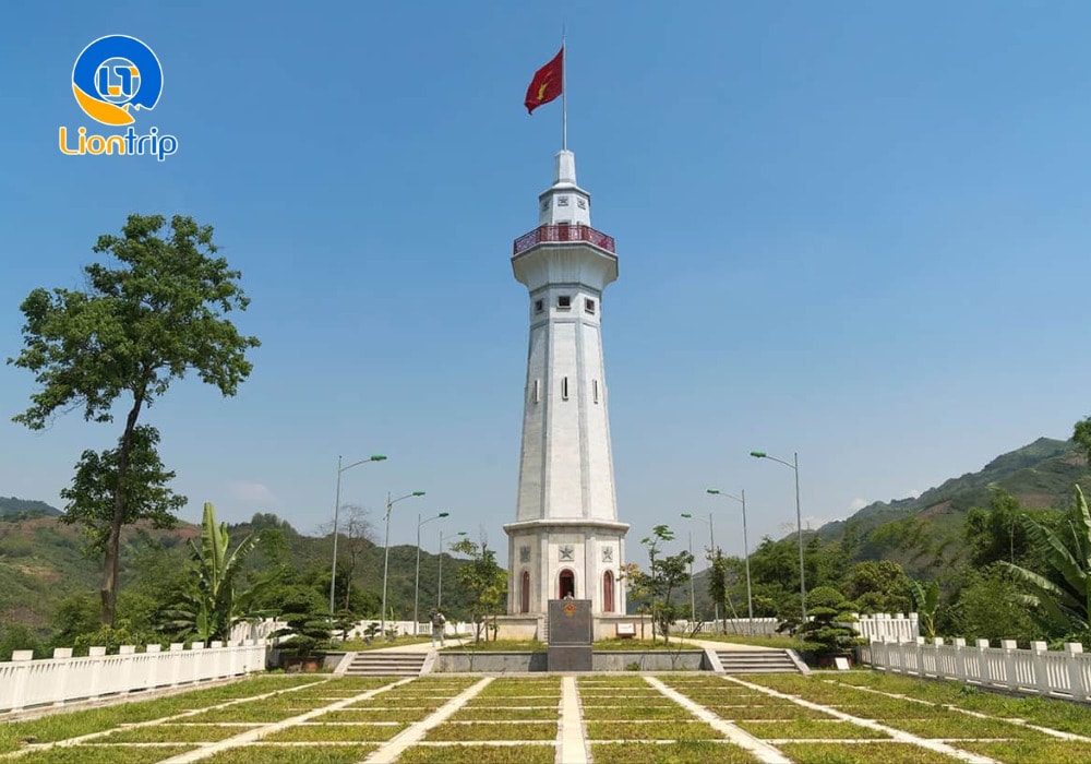 Cột cờ Lũng Pô nằm ở xã A Mú Sung, huyện Bát Xát, tỉnh Lào Cai Cột cờ Lũng Pô nằm ở xã A Mú Sung, huyện Bát Xát, tỉnh Lào Cai