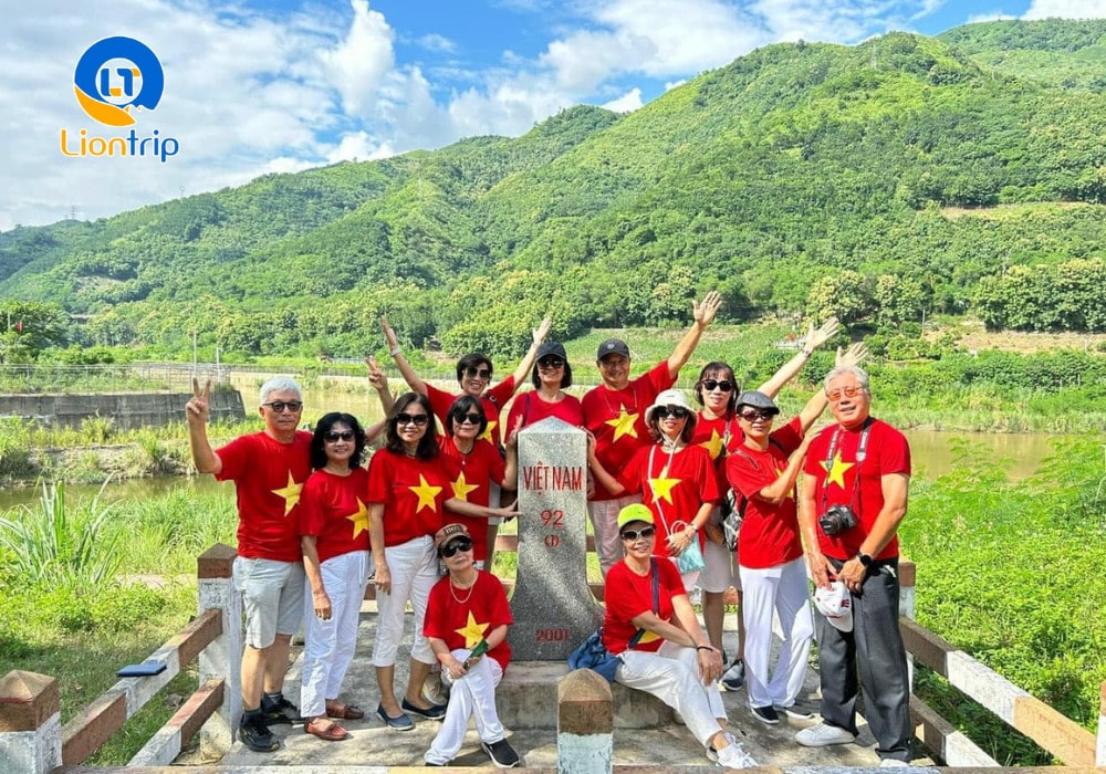 Du khách check-in tại cột mốc 92 của Tổ Quốc Du khách check-in tại cột mốc 92 của Tổ Quốc