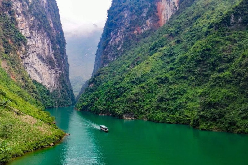 Du thuyền trên dòng sông nho quế xuyên qua hẻm vực Tu Sản Du thuyền trên dòng sông nho quế xuyên qua hẻm vực Tu Sản