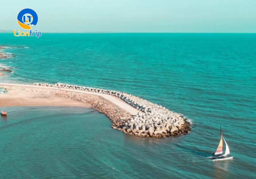 Bãi đá Ông Địa nằm ở phường Hàm Tiến, thành phố Phan Thiết, tỉnh Bình Thuận