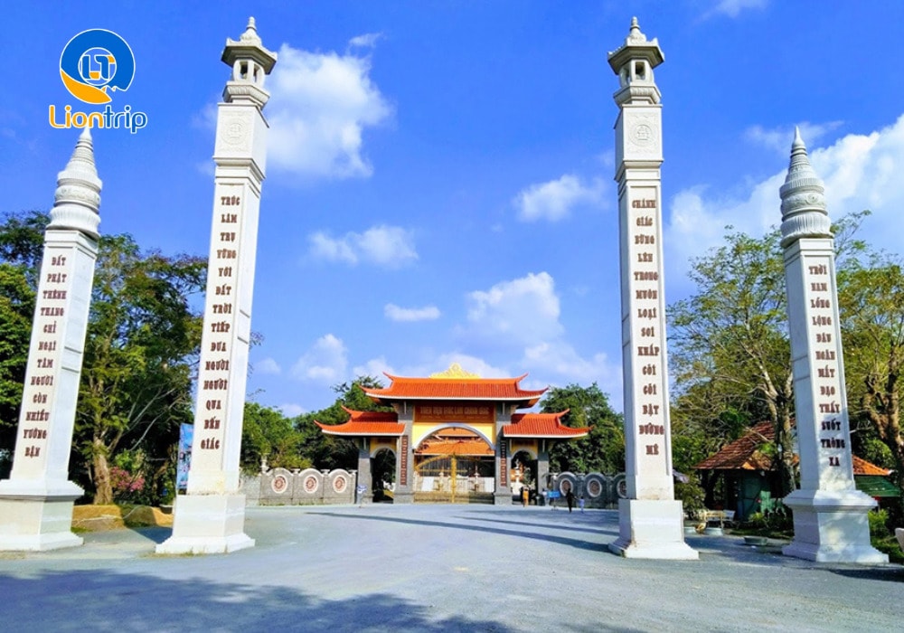 Bốn trụ cột được khắc chữ và hoa văn tinh tế Bốn trụ cột được khắc chữ và hoa văn tinh tế