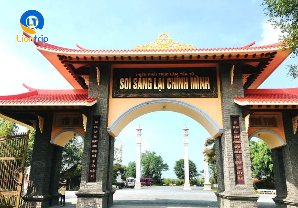 Cổng dẫn vào thiền viện với dòng chữ “Soi sáng lại chính mình” Cổng dẫn vào thiền viện với dòng chữ “Soi sáng lại chính mình”