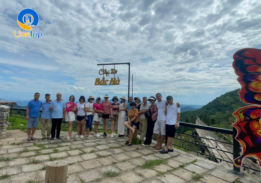 Đoàn du khách check - in tại cổng trời Bắc Hà Đoàn du khách check - in tại cổng trời Bắc Hà