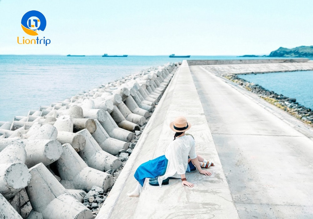 Du khách check-in sống ảo cực chất tại Bãi đá Ông Địa