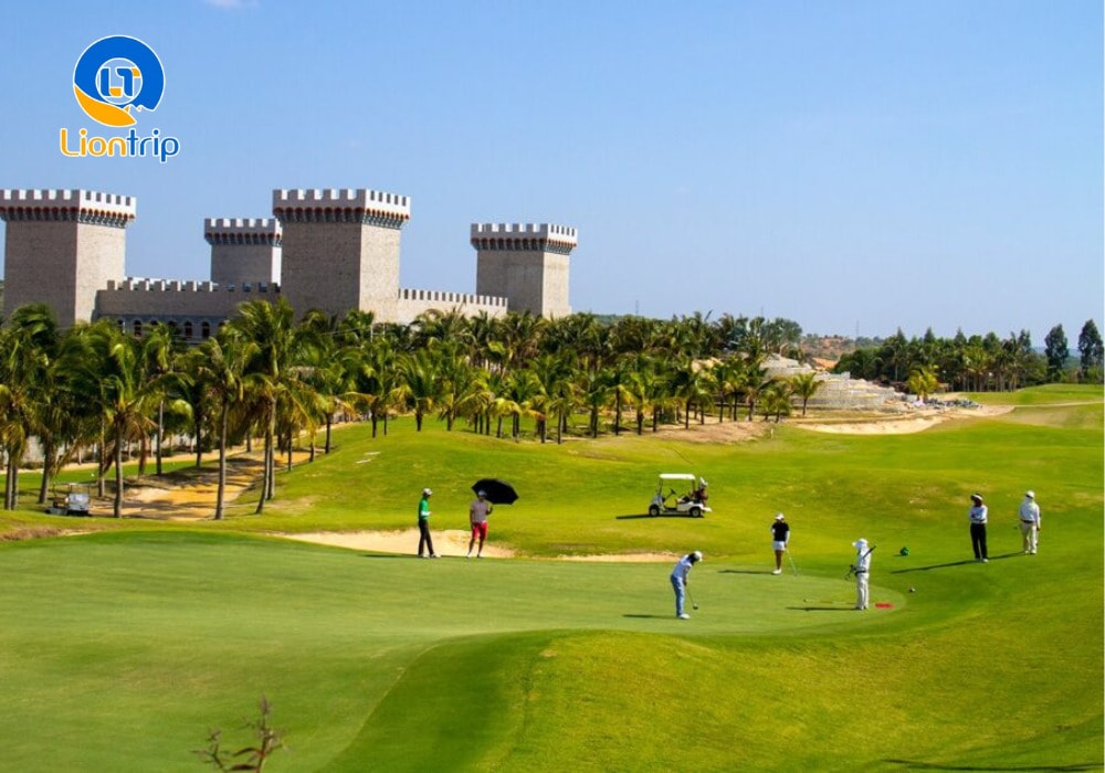 Du khách có thể thử sức với bộ môn golf