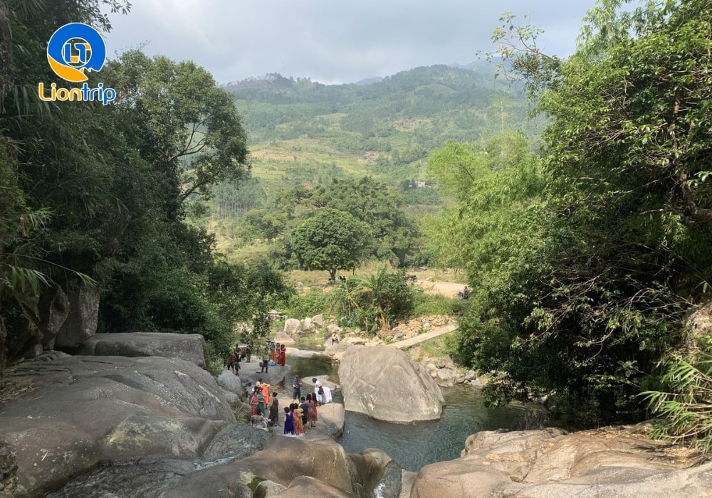 Du khách thư giãn, tắm suối, và chiêm ngưỡng thiên nhiên tại thác Du khách thư giãn, tắm suối, và chiêm ngưỡng thiên nhiên tại thác