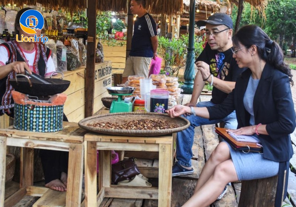 Du khách thưởng thức ẩm thực tại chợ