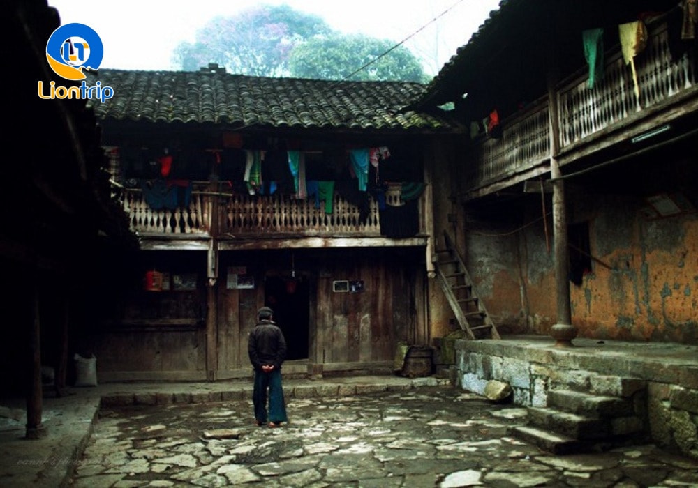 Khu sân lát đá rộng rãi trước nhà là nơi gắn kết cộng đồng
