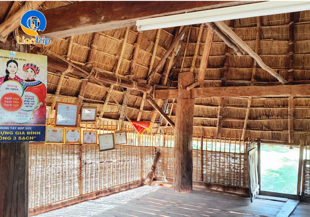 Ngôi nhà được dựng hoàn toàn từ vật liệu tự nhiên sẵn có tại địa phương Ngôi nhà được dựng hoàn toàn từ vật liệu tự nhiên sẵn có tại địa phương