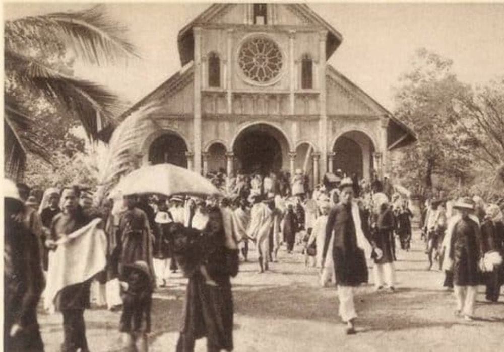 Nhà thờ gỗ Kon Tum được xây dựng vào năm 1913 và hoàn thành năm 1918 Nhà thờ gỗ Kon Tum được xây dựng vào năm 1913 và hoàn thành năm 1918