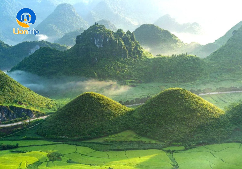 Núi đôi Cô Tiên nằm ngay trung tâm thị trấn Tam Sơn, huyện Quản Bạ, Hà Giang