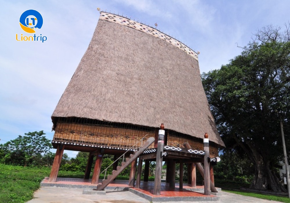 Trên vách, cột, cầu thang đều được chạm khắc hoặc tô vẽ Trên vách, cột, cầu thang đều được chạm khắc hoặc tô vẽ