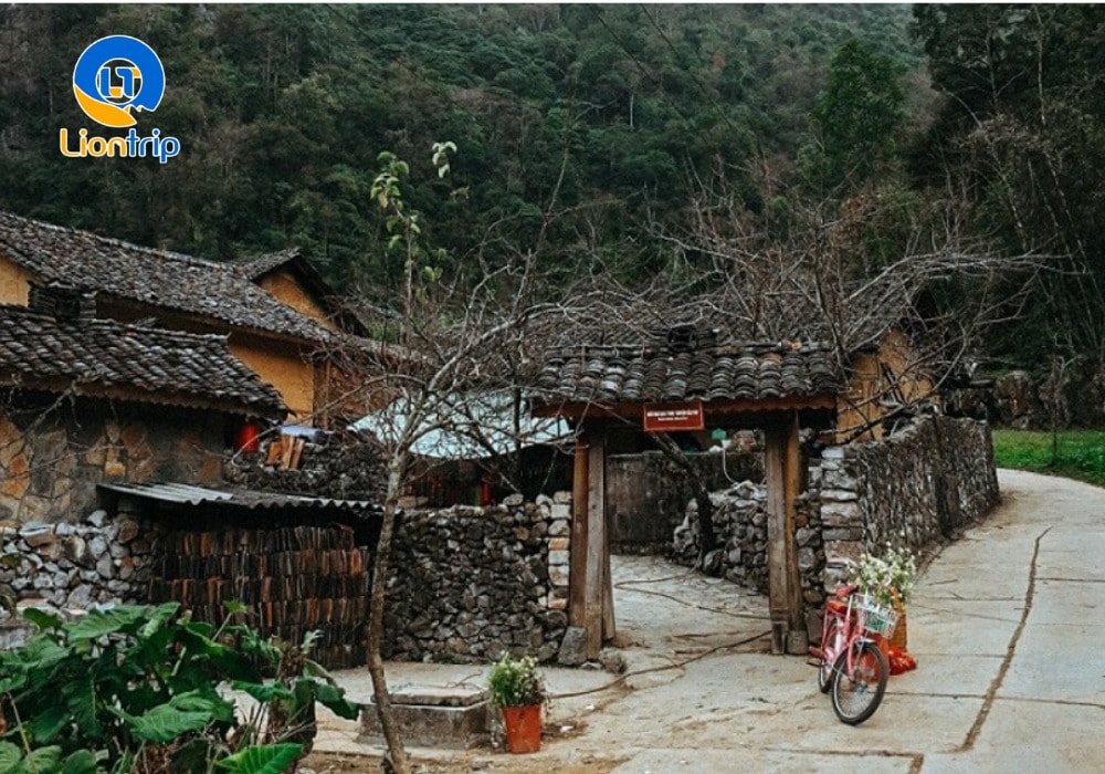 Tường được nện bằng đất dày và chắc
