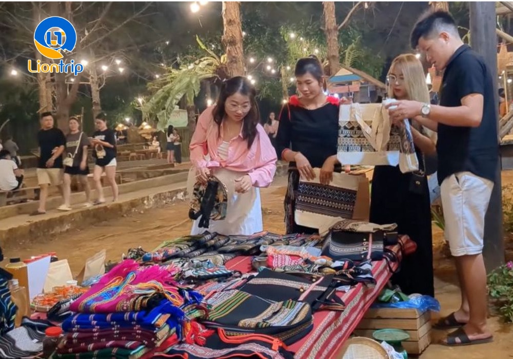 Vải thổ cẩm được nhiều du khách lựa chọn mua về làm quà
