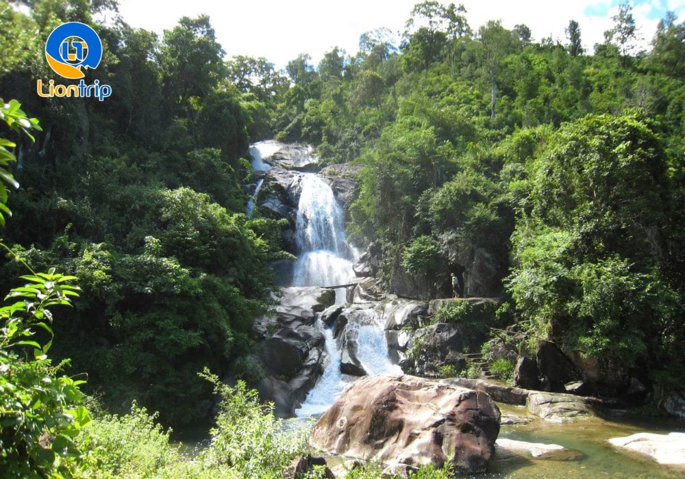Vẻ đẹp hùng vĩ của thác Khe Vằn giữa núi rừng Đông Bắc Vẻ đẹp hùng vĩ của thác Khe Vằn giữa núi rừng Đông Bắc