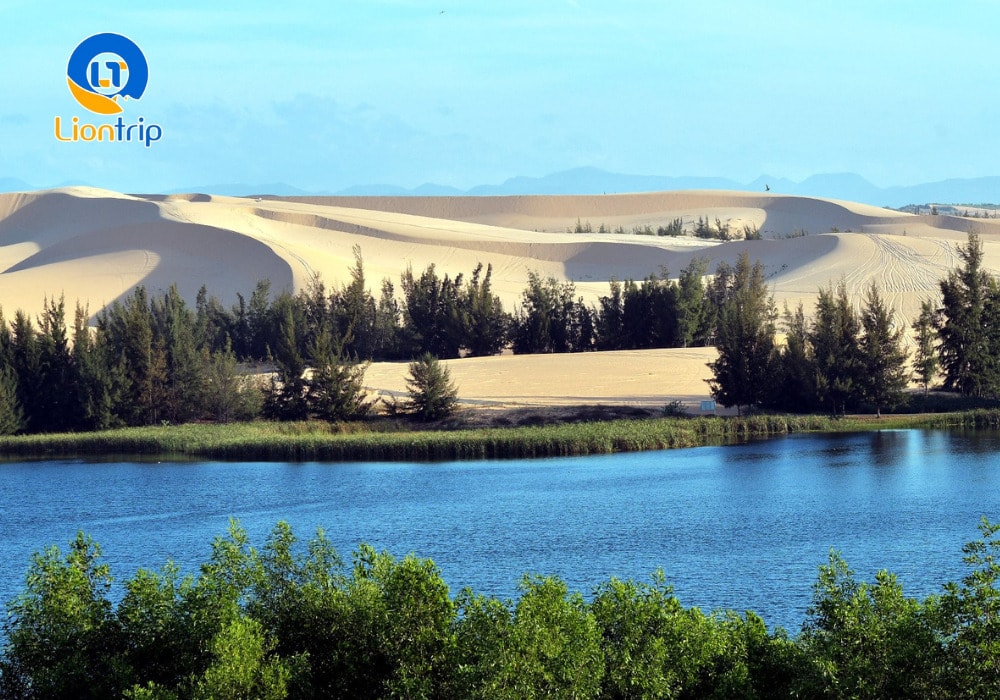 Check - in hồ nước giữa lòng cát trắng Check - in hồ nước giữa lòng cát trắng