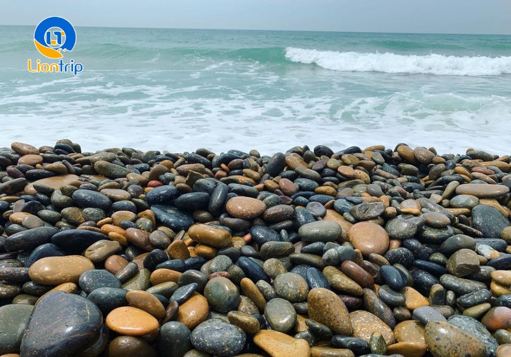 Điểm nổi bật nhất ở bãi đá chính là hàng triệu viên đá cuội đủ hình dáng và kích thước