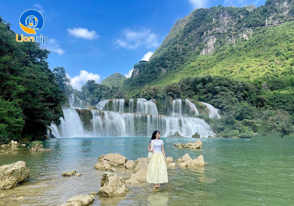 Du khách check-in sống ảo siêu chill tại thác Bản Giốc Du khách check-in sống ảo siêu chill tại thác Bản Giốc