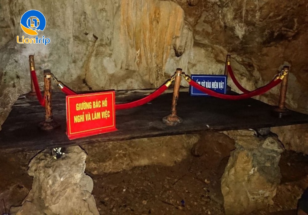 Du khách tìm hiểu về cuộc sống giản dị nhưng kiên cường của Bác