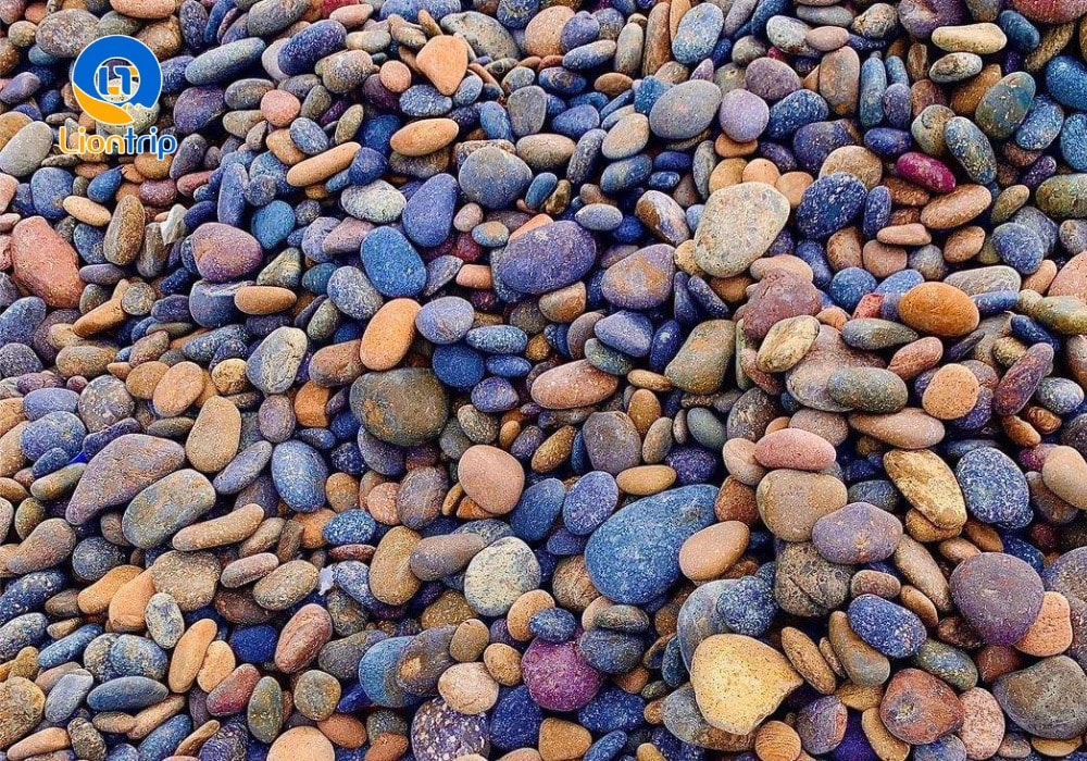 Người dân tin rằng những viên đá nhiều màu sắc tượng trưng cho sự sung túc và may mắn
