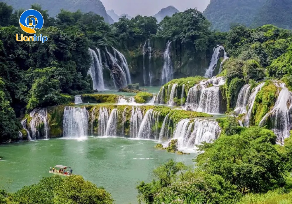 Thác Bản Giốc cách trung tâm thành phố Cao Bằng khoảng 90km Thác Bản Giốc cách trung tâm thành phố Cao Bằng khoảng 90km