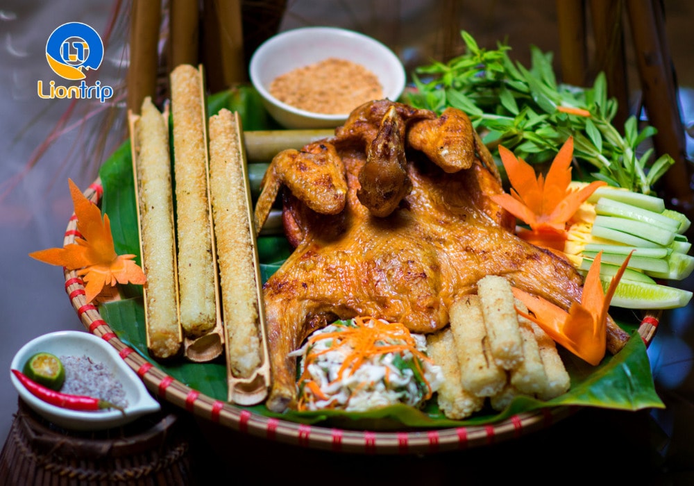 Thưởng thức cơm lam, gà nướng Thưởng thức cơm lam, gà nướng