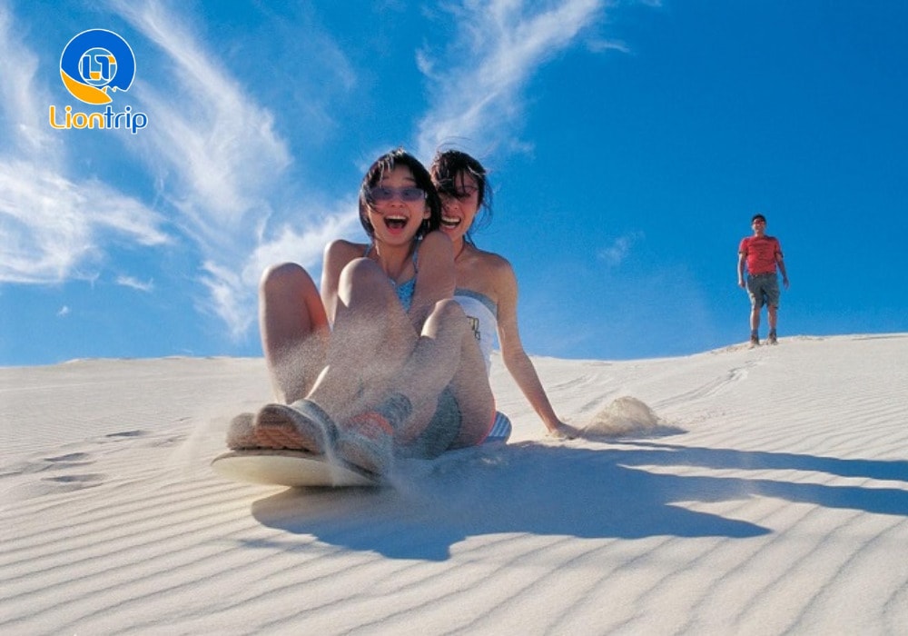 Trải nghiệm cảm giác trượt cát tại Bàu cát trắng Mũi Né Trải nghiệm cảm giác trượt cát tại Bàu cát trắng Mũi Né